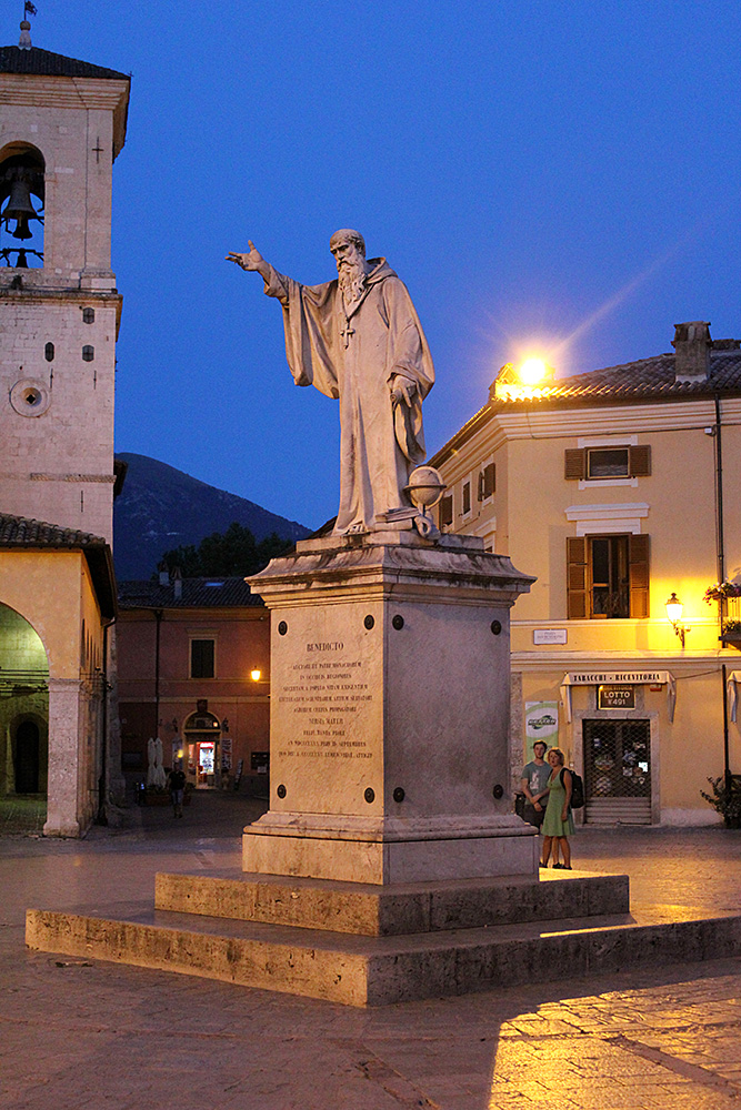 Norcia - statua di San Benedetto