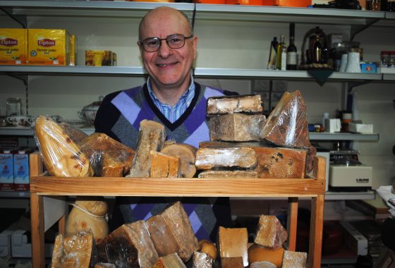 L’uomo che accarezza i formaggi